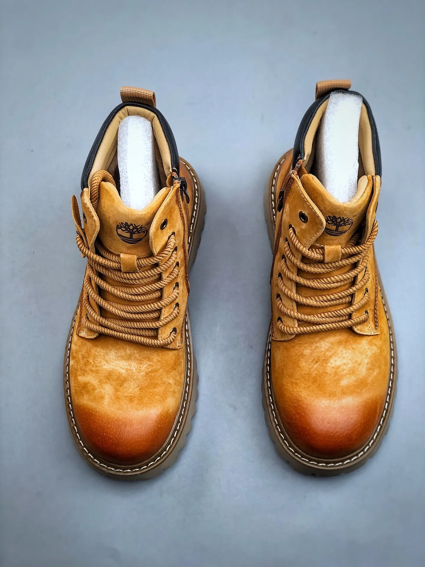 Welfare special price💰480 Timberland Timberland/Timberland new autumn and winter products (plush lining🔥warm and heat-locking) autumn and winter must-have outdoor casual rhubarb boots series #Guangdong Dachang quality original box original packaging fashion trend matching the fabric is made of Italian 🇮🇹 top frosted fine-grained cowhide with anti-odor and anti-corrosion genuine leather latex insoles. The outsole and hardware are all made from raw materials of the original factory. They are the same as the original Goodyear never-opening process. Good products do not kill pigs. The quality of the first order is strictly controlled. Exclusively released on the entire network. There is no doubt about the quality. The whole set of official website unified packaging gives you a perfect wearing experience. The quality is exquisite and durable. A must-have for sportsmen. Specially designed to prevent handsomeness. High-quality and first-class foot feel. Specially used for outdoor cold protection this winter. Daily casual matching. Size: 38 39 40 41 42 43 44 (leather shoe size)